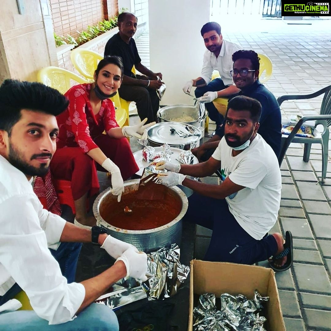 Ragini Dwivedi Instagram - TOGETHER WE CAN ❤️ Our little cloud kitchen with Misal n team All of us Made food from our homes for the government hospital Victoria doctors nurses health care staff etc and sent a healthy veg meal ..... so much happiness when you do something to just put a smile on a face #quarantine #dosomethingdifferent #stayhealthy #lovenlight #foodforthought #helpeachother #vegetarianfood #unsungheroes #raginidwivedi #socialworklife #happiness #pride Bangalore, India