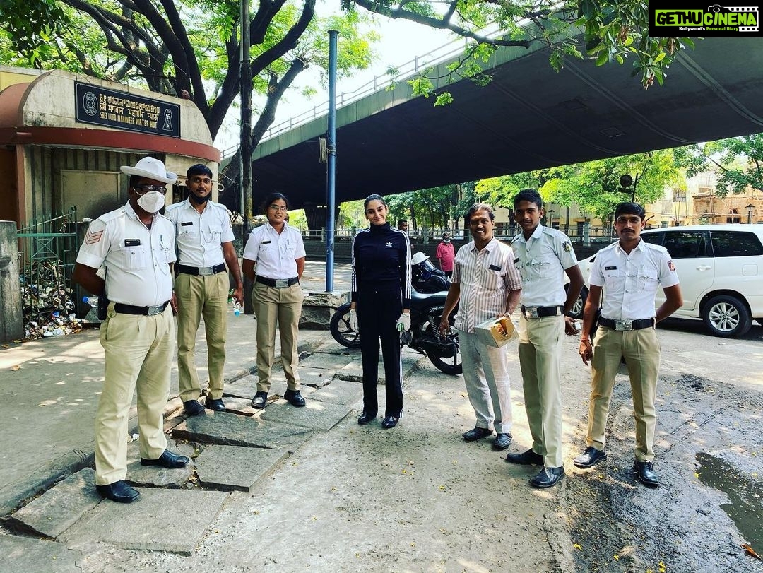 Ragini Dwivedi Instagram - LETS ALL STAND BY EACH OTHER ❤️ So yet another beautiful day at heart when we got the permission to do our bit and we did it with these amazing people and some cool off refreshments as it’s summer and we love our juices and buttermilk’s .... u can make it at home and serve it around as u like .... a good way to bond with neighbours without touch or meet ❤️ #raginidwivedi #staysafeoutthere #buildingcommunity #love #pride #extendedfamily #lockdown2020 #standbyme Chamrajpet
