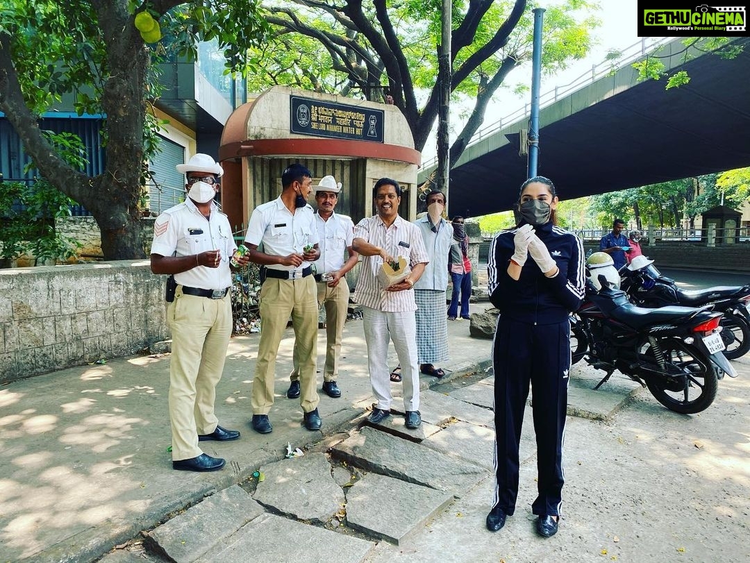 Ragini Dwivedi Instagram - LETS ALL STAND BY EACH OTHER ❤️ So yet another beautiful day at heart when we got the permission to do our bit and we did it with these amazing people and some cool off refreshments as it’s summer and we love our juices and buttermilk’s .... u can make it at home and serve it around as u like .... a good way to bond with neighbours without touch or meet ❤️ #raginidwivedi #staysafeoutthere #buildingcommunity #love #pride #extendedfamily #lockdown2020 #standbyme Chamrajpet
