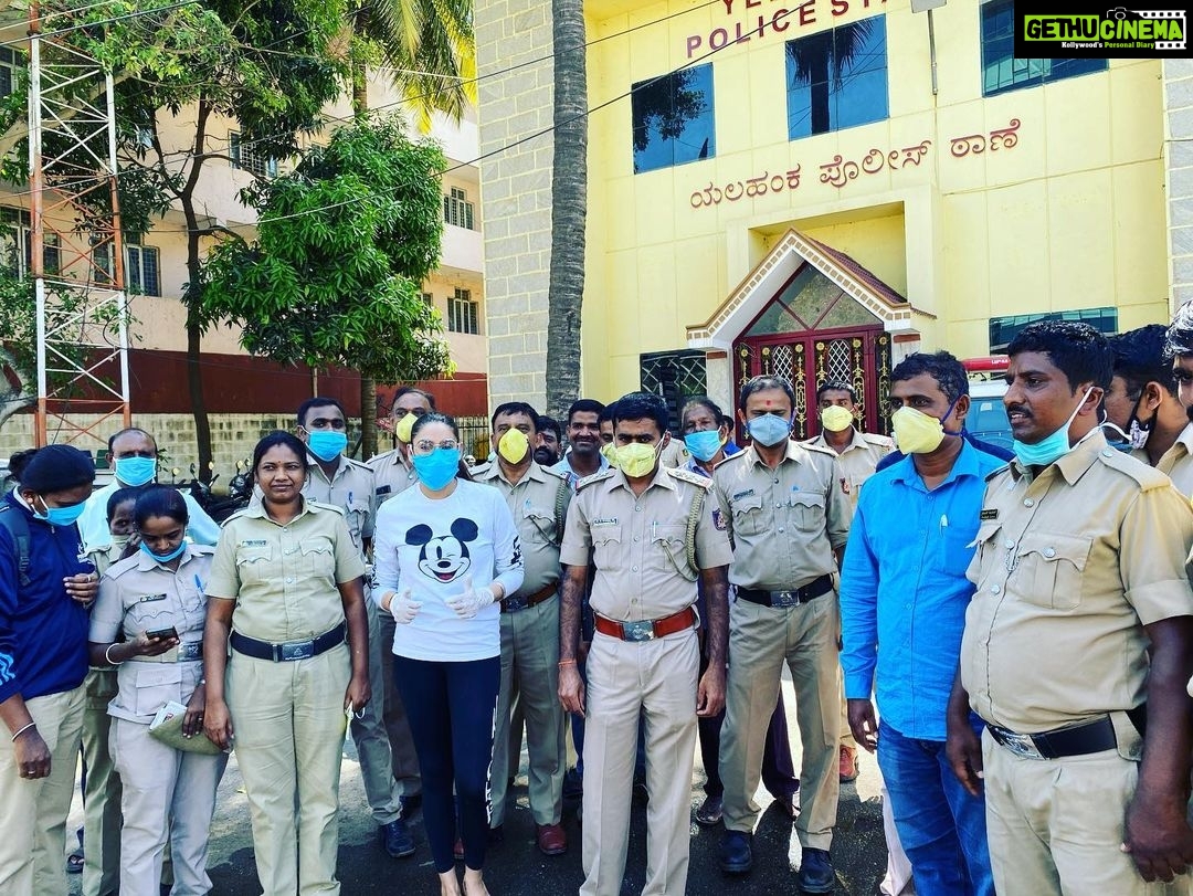 Ragini Dwivedi Instagram - UNSUNG HEROES OF NORTH BLR 🥰 Such an amazing day just interacting with all the men and women on duty 1. I took special permission to deliver the goods to the specific centres and spots ... 2.with the maintenance of precautions the procedure and interactions took place was not a public event .... 3. Met with only the team concerned with distribution as the number of member being 150 plus the core team as in pictures were responsible for distribution Now the heart part of it .... Felt so good just being able to contribute in my small little way to thank them for the job they do without any rewards ... pure love for u and me 🙏 Back to the fun point felt so good just going to the station in a strange way after being home for so long it was like a recreational trip 🤪🤣🤣😂❤️❤️ Now if u see them around ur home pls try and appreciate all the work they do offer them anything from ur house (water juice snacks food buttermilk etc ) Make them feel special 🙏 #raginidwivedi #specialtaskforce #pride #honour #protection #happy #daywellspent❤️ North Bangalore
