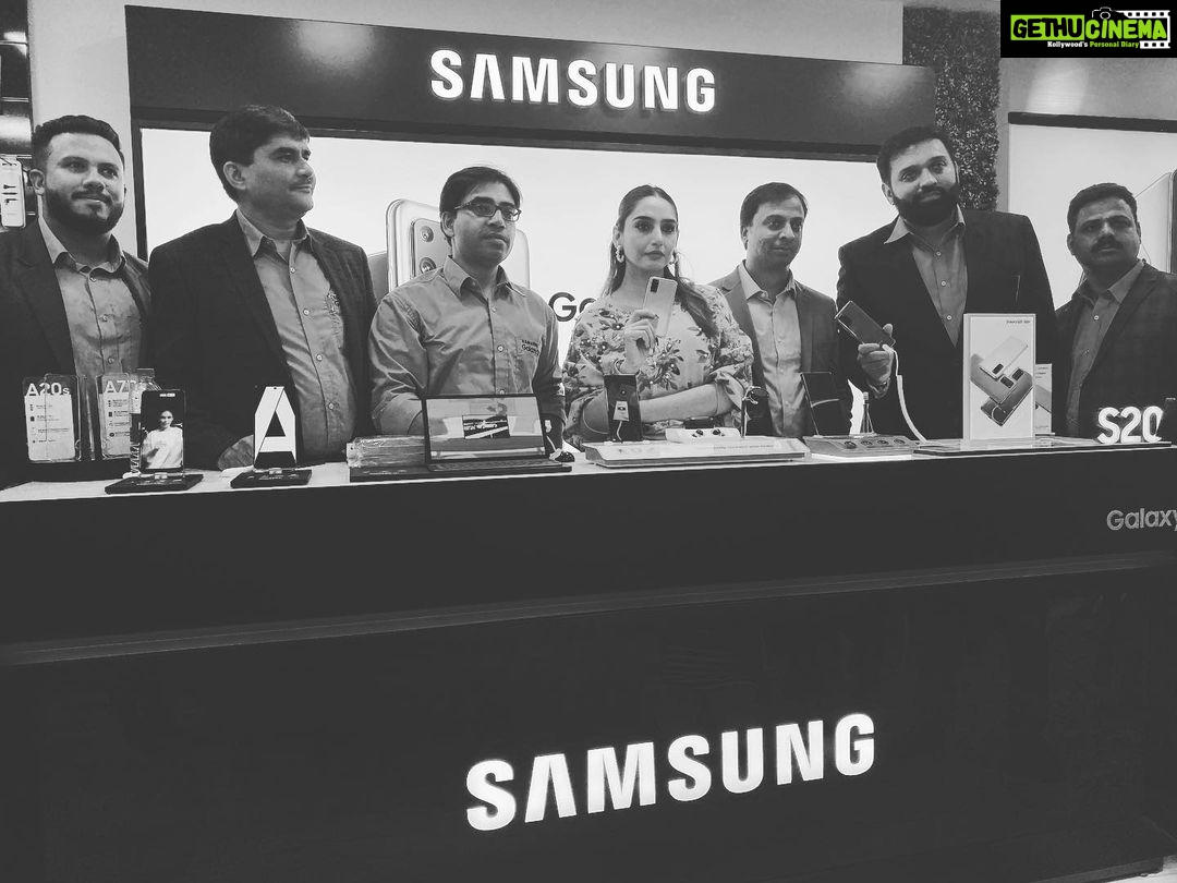 Ragini Dwivedi Instagram - Launched the latest Samsung series Fantastic to meet the team and launch the amazing new phones .... #samsung #s20 #S20plus #love #pride #workmode #bengaluru