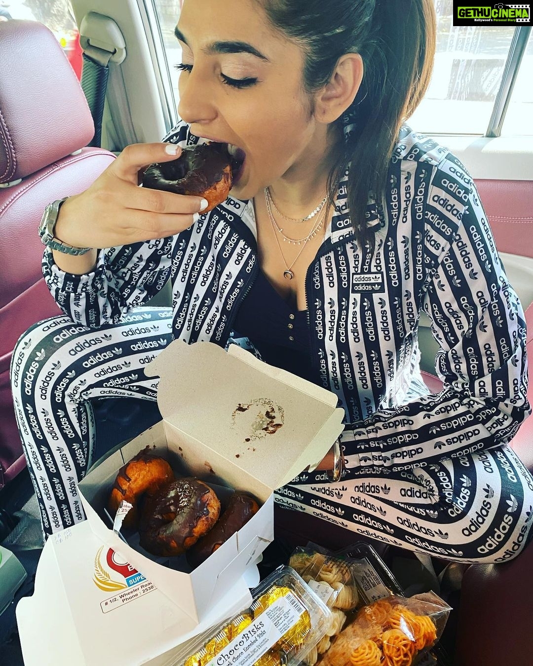 Ragini Dwivedi Instagram - Happiness of eating after two weeks of smoothies cleanse be like πππππ Hope it helped you and you all deserve to treat urself too :) #raginidwivedi #foodstagram #love #light #workhardplayhard #donutsofinstagram #foodphotography #influencer #girlswhoeat