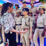 Ragini Dwivedi Instagram - Dramatic hand expressions..... Great conversations with Isha Panth DCP about amazing new things happening with women and more :) Thankyou for making me a part of you all