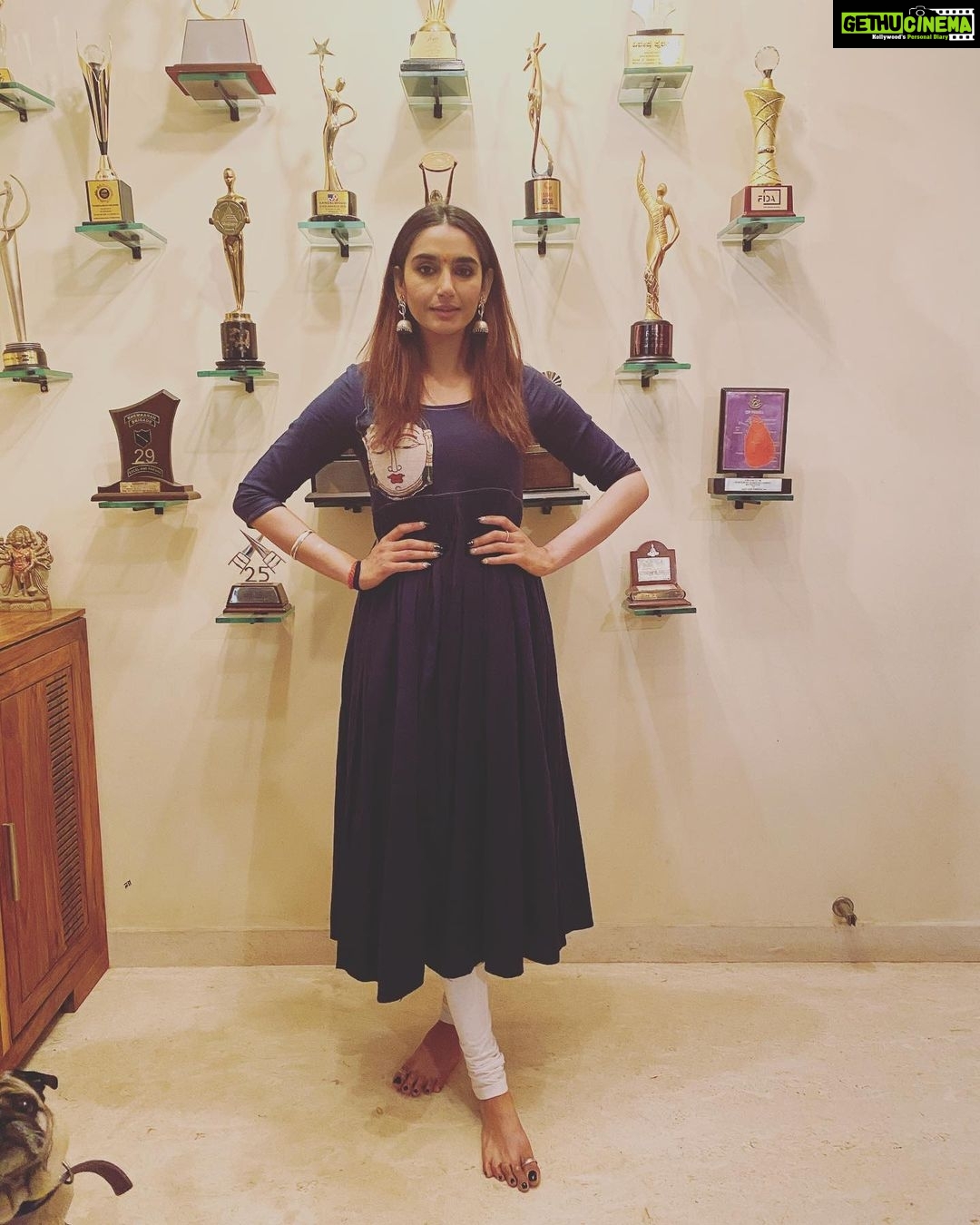 Ragini Dwivedi Instagram - Being desi 🤠#raginidwivedi #love #ethnicwear #monday #happiness💕 #pride #actorslife #workhard #photooftheday #simplelife Bangalore, India