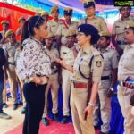 Ragini Dwivedi Instagram - Dramatic hand expressions..... Great conversations with Isha Panth DCP about amazing new things happening with women and more :) Thankyou for making me a part of you all