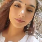 Ragini Dwivedi Instagram - Sunlight 💋👀 #raginidwivedi #reels #trendingreels #reelsinstagram #reelitfeelit #reelkarofeelkaro #sunlight #shinebrightlikeadiamond #smile