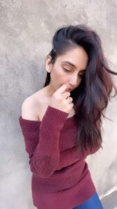 Ragini Dwivedi Instagram - ❣️Zara Zara Jammu ❣️
📸 @rudraksh_dwivedi 

#raginidwivedi #actor #travel #poser #trendingreels #trendingsongs #trending #trend #songs #bollywoodsongs #hindisongs #lovetosing #reels #reelsinstagram #reelitfeelit #reelkarofeelkaro #reelvideo #happyplace #jammukashmir #travelgram #travelblog #instagood #instagram #instamood