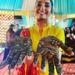 Ragini Dwivedi Instagram – MEHENDI LAGAOOO ❣️❣️❣️ 
Bhai ki full style mad wedding ……. 

#raginidwivedi #bhaikishadi #shaadi #wedding #weddingdress #weddingday #weddingwear #mehendi #mehendioutfit #shaadiseason #poser #influencer #instagram #instagood #instafashion #instamood