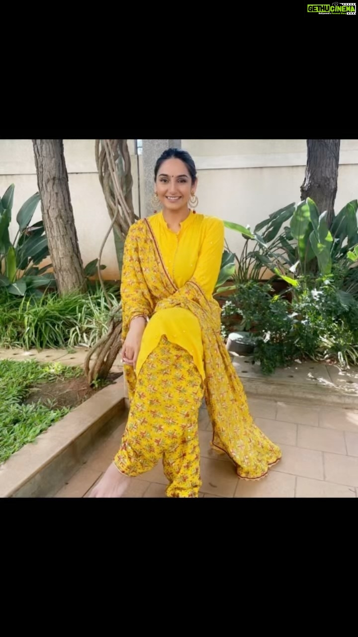 Ragini Dwivedi Instagram - HABBA SUBHASHYEGALU π₯°π A small preview of this past 8 amazing days of Pooja and positivity:) May you all be blessed #raginidwivedi #actor #smilemore #durgapuja #navratri2021 #navratrispecial #festivevibes #coloursofindia #dressforsuccess #positivevibes #lovenlight #poser #trending #trendingreels #reelitfeelit #reelsinstagram #reel