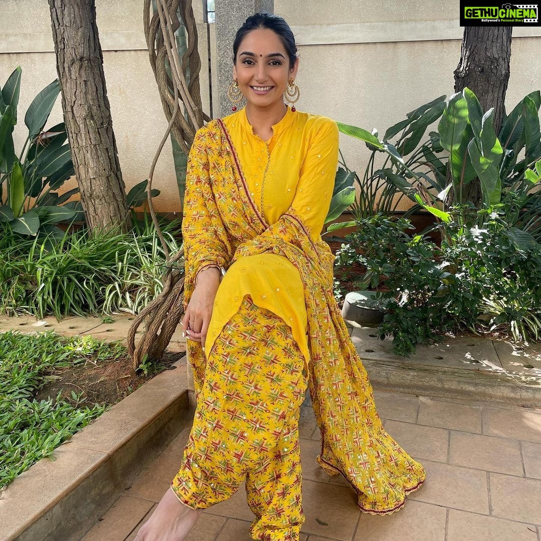 Ragini Dwivedi Instagram - YELLOW : the colour of the sun π Gives a message of confidence joy growth and having the strength to take the next steps on your journey β€οΈ #durgapuja #navratri2021 #significanceofcolours #yellow #raginidwivedi #actor #philanthropist #influencer #trending #positivevibes #smile #colorful #instagram #instagood #instadaily #sandalwood #south #festivewear #festivalsofindia Bangalore, India