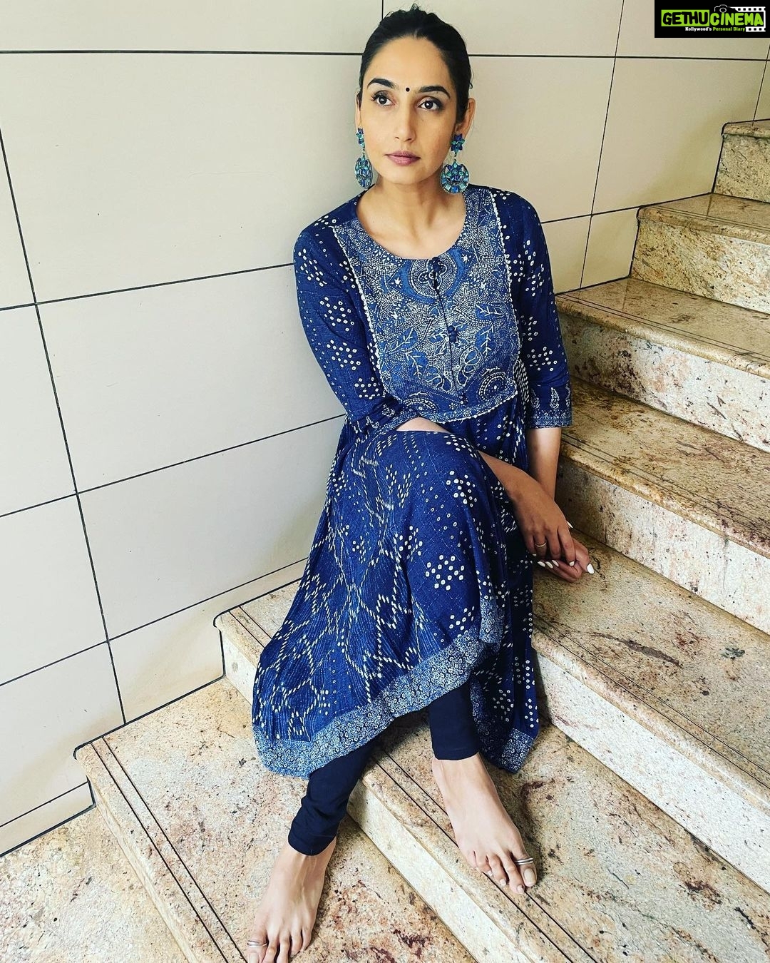 Ragini Dwivedi Instagram - BLUE COLOUR : Navratri day 7 The colour symbolises immense power and divine energy also represents richness and tranquility… #raginidwivedi #durgapuja #navratri #colorsofindia #festivalsofindia #festivalvibes #colours #dressup #trending #positivevibes #powerofcolors #colourfull #lovenlight Bangalore, India