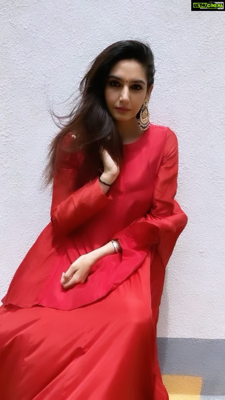 Ragini Dwivedi Instagram - SONG ❤️🐒💃 #raginidwivedi #trendingreels #réel #friday #actor #sandalwood #southindia #trendingsongs #reelitfeelit #reelsinstagram