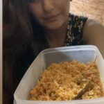 Ragini Dwivedi Instagram - Simple steps to follow as below : 1. In a pan put 1tbs butter and 3tbs oil medium flame add whole spices like bay leaf 3 , cardamom 5 cinnamon half inch clove 5 mix well 2.Add 4 medium size onions cook onions slightly and add 3tbs ginger garlic paste and cook well till brown 3.Add green chilies as you wish 4. Add mint 5tbsp coriander 6tbsp 5. 3 medium size tomato and cook well also add salt to taste 6.add red chilli powder 2tsp and coriander powder 4tsp 7.curd 2tsp and cook well 8. Add 4glasses water and 2 glasses rice mix well check for spice and cover and cook for 20 min and you food is ready ❤️ #rdkitchen #raginidwivedi #homecooking #homecooked #loveforfood #homecook #food #foodblogger #foodie #muslimstyle #khuskarice #instagood #instagram #simplemeals #trending