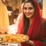 Ragini Dwivedi Instagram – 🙏🐥 sweets anyone 🐒 there goes the diet 🙈🙉🙊 
#raginidwivedi #positivevibes #love #sweettooth #powerofgod #celebration #karnataka #life #south #india #culture #smile #festivevibes #happy #posers