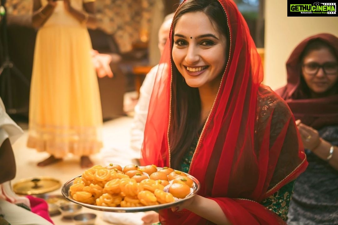 Ragini Dwivedi Instagram - ππ₯ sweets anyone π there goes the diet πππ #raginidwivedi #positivevibes #love #sweettooth #powerofgod #celebration #karnataka #life #south #india #culture #smile #festivevibes #happy #posers