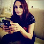 Ragini Dwivedi Instagram – Watchaaa looking at 😉 at me ?? ok 😂 

#midweekmotivation #raginidwivedi #loveyou #positivevibes #poses #actor #philanthropist #enterpreneur #south #india #wednesday #smile