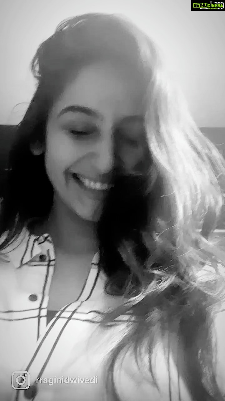 Ragini Dwivedi Instagram - We vibe we smile we feel😋 How many of you can tell me what song it is ??? #raginidwivedi #reelsinstagram #reelitfeelit #reels #reelkarofeelkaro #reelsvideo #reelsindia #trending #trendingreels #smile #potd #instagood #instagram #instalike