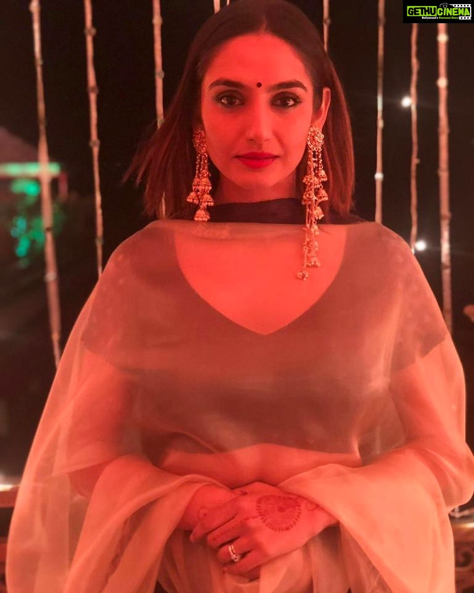 Ragini Dwivedi Instagram - Radiate nothing but love, light and warmth .. don’t let anything dim the light that shines within you .. ✨ #raginidwivedi #rd #indianoutfit #indianoutfitswag #indianfashion #outfitoftheday #outfitinsta #actressfashion #sandalwoodqueen #actresslifestyle #teluguactress #kannadaactress #actressgallery #occassionwear