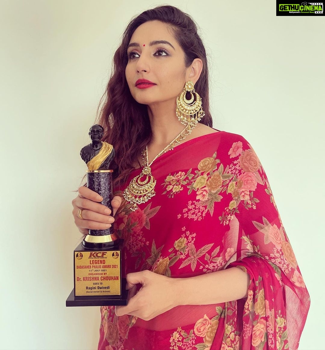 Ragini Dwivedi Instagram - LEGEND DADASAHEB PHALKE AWARD 2021 for philanthropy and service Garment and styling @rohini64 Shot by @rudraksh_dwivedi #raginidwivedi #actor #philanthropist #socialwork #dadasahebphalkeaward #lovenlight #positivevibes #pictureoftheday #photo #pride #trending #poser #awards #honor #karnataka #india #international #smile #indiangirls #womenempowerment #genexttrust #teamwork Mumbai, Maharashtra