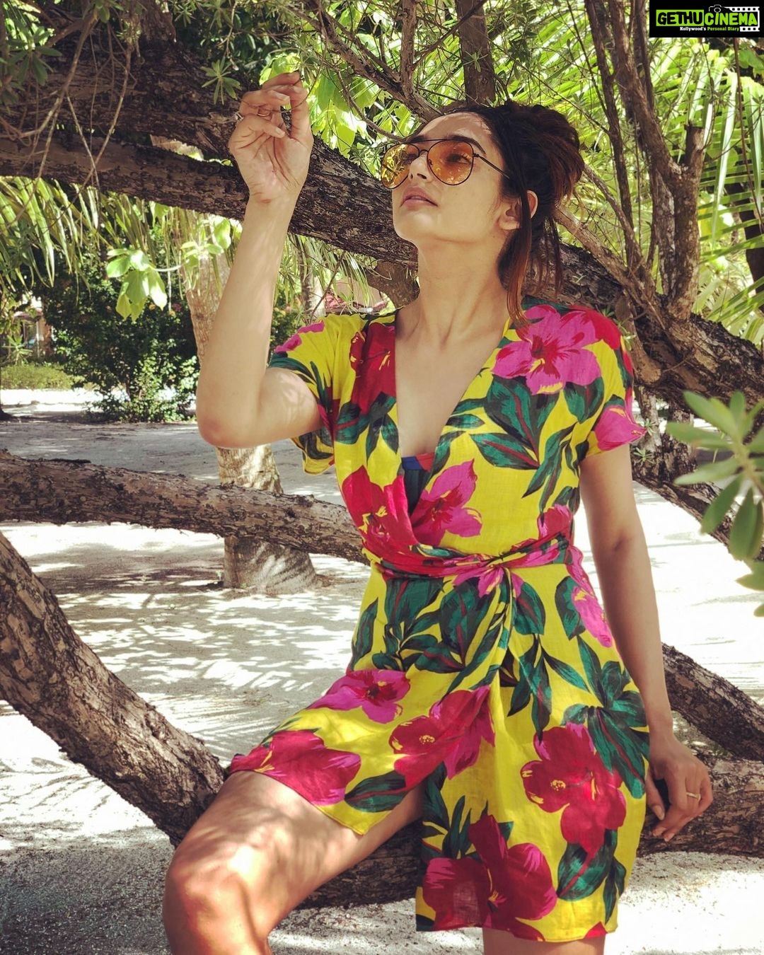 Ragini Dwivedi Instagram - YUP : plucking a leaf you got it right 😂 But with styleeee what say @rudraksh_dwivedi am I right orwhat🤪 #poserforlife #letsshoot #workmode #raginidwivedi #shootlife #happiness #littethingsinlife #takecareofyourself #selflovejourney #takeprideinyourwork