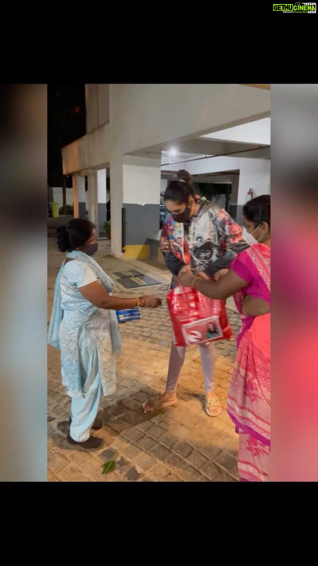 Ragini Dwivedi Instagram - SANITARY PADS AND RATIONS #genexttrust #househelpers #pride #raginidwivedi #reelsindia #reelsinstagram #reelitfeelit #reelkarofeelkaro #bengaluru #karnataka #trending #loveislove