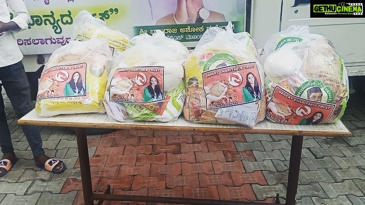 Ragini Dwivedi Instagram - GENEXT RATION KITS ❤️ Ration kits in Gulbarga town to taxi drivers who have been severely hit due to pandemic 300 kits distributed #pride #love #karnatakafocus #helpingothers #gulbarga #socialwork #positivevibes