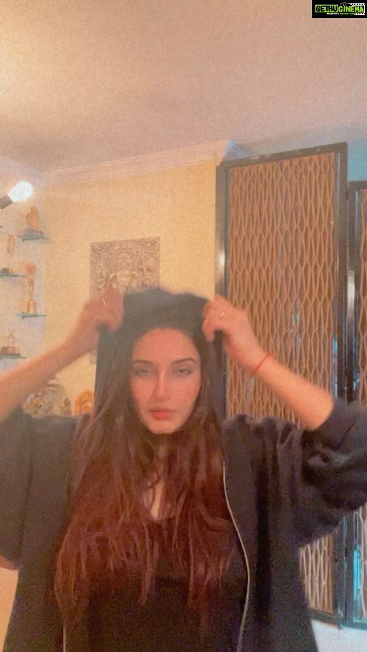 Ragini Dwivedi Instagram - SUNDAYS DANCE When in doubt dance to a fun song #trendingreels #trending #reelsinstagram #reelitfeelit #reelkarofeelkaro #reelsvideo #dancechallenge #dancevideo #sundayfunday
