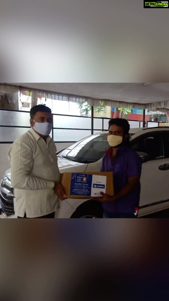 Ragini Dwivedi Instagram - We have slowly started ration kits Kannada film technicians 15nos Housekeepers and sweeping staff Ambedkar medical college 25nos #raginidwivedi #socialwork #pride #bengalurudiaries #karanataka #rationservices #genexttrust