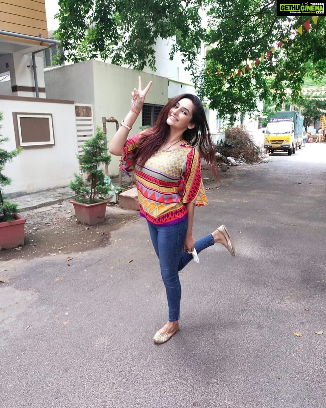Ragini Dwivedi Instagram - Here’s a mid week smiley picture to cheer you up and tell you the discharges have begun to show great numbers all over Karnataka over 60000 people discharged and 40 000 in Bengaluru and we are on our way to beat corona :) A huge shout out to all the frontline volunteers from #Genexttrust and each one who has been working tirelessly to save each life or help each other pic by @vardhanblore #betterdaysarecoming #beatcorona #standtogether #positivevibes #karnatakafocus #raginidwivedi Bangalore, Karnataka