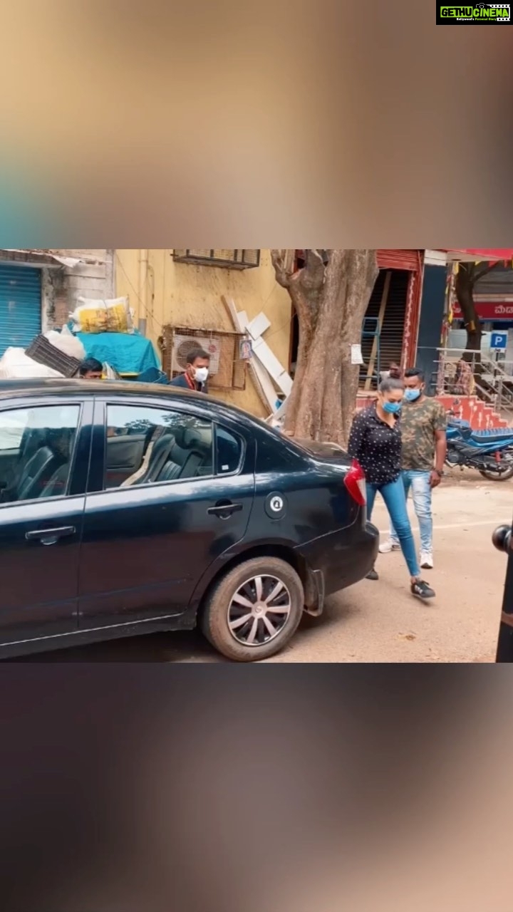 Ragini Dwivedi Instagram - team work with all our hearts to reach u in every way we can and keep the love and support going as always Meals served 500 to each Slum tied up with and stations Food partner @theakshayapatrafoundation Video @iamsaadkhan #raginidwivedi #actor #socialwork #focusonthegood #positivevibes #karnatakafocus #bengaluru #teamworkmakesthedreamwork #letsmakeithappen #foodservices #foodforlife #mealsonthego #slimmingworldmeals