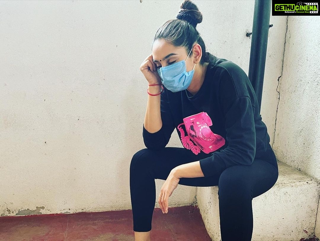 Ragini Dwivedi Instagram - THE NEW NORMAL Stay single stay safe .... seriously isolate and take precautions Mask on at all times Work rest gear up repeat 👏🏾 Pic credit to @vardhanblore who thought I fell asleep in the corner after the food service 😂😂😂 somewhere amidst the pandemic we find our small laughs and get going you should too .. we will fight it and we will win 👍 #staystrong #stayhomestaysafe #positivevibes #Genexttrust #karnatakafocus #beatcovid19 #wereallinthistogether #smilemore