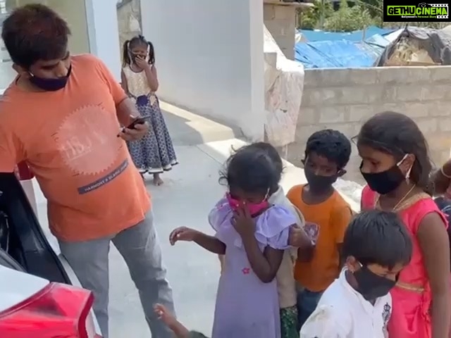 Ragini Dwivedi Instagram - GENEXT CHARITABLE TRUST 1000 meals to three different slums today in Bengaluru... Blessed to have an amazing set of volunteers who always are there for all :) Until tomorrow š Video creation @iamsaadkhan #raginidwivedi #Genexttrust #love #positivevibes #karnataka #bengaluru #standbyme #faithingod #beatcovid19 #smile