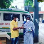 Ragini Dwivedi Instagram - MEALS TO FRONTLINE VOLUNTEERS 100 meals and water bottles to the amazing frontline people who are working non stop for us all to be better thankyou team Chandan for ur service to all #teamworkmakesdreamwork #raginidwivedi #positivevibes #genexttrust #karnatakafocus #love #bengaluru #beatcovid19 #pride Bangalore, India