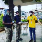 Ragini Dwivedi Instagram – MEALS TO FRONTLINE VOLUNTEERS 
100 meals and water bottles to the amazing frontline people who are working non stop for us all to be better thankyou team Chandan for ur service to all #teamworkmakesdreamwork #raginidwivedi #positivevibes #genexttrust #karnatakafocus #love #bengaluru #beatcovid19 #pride Bangalore, India