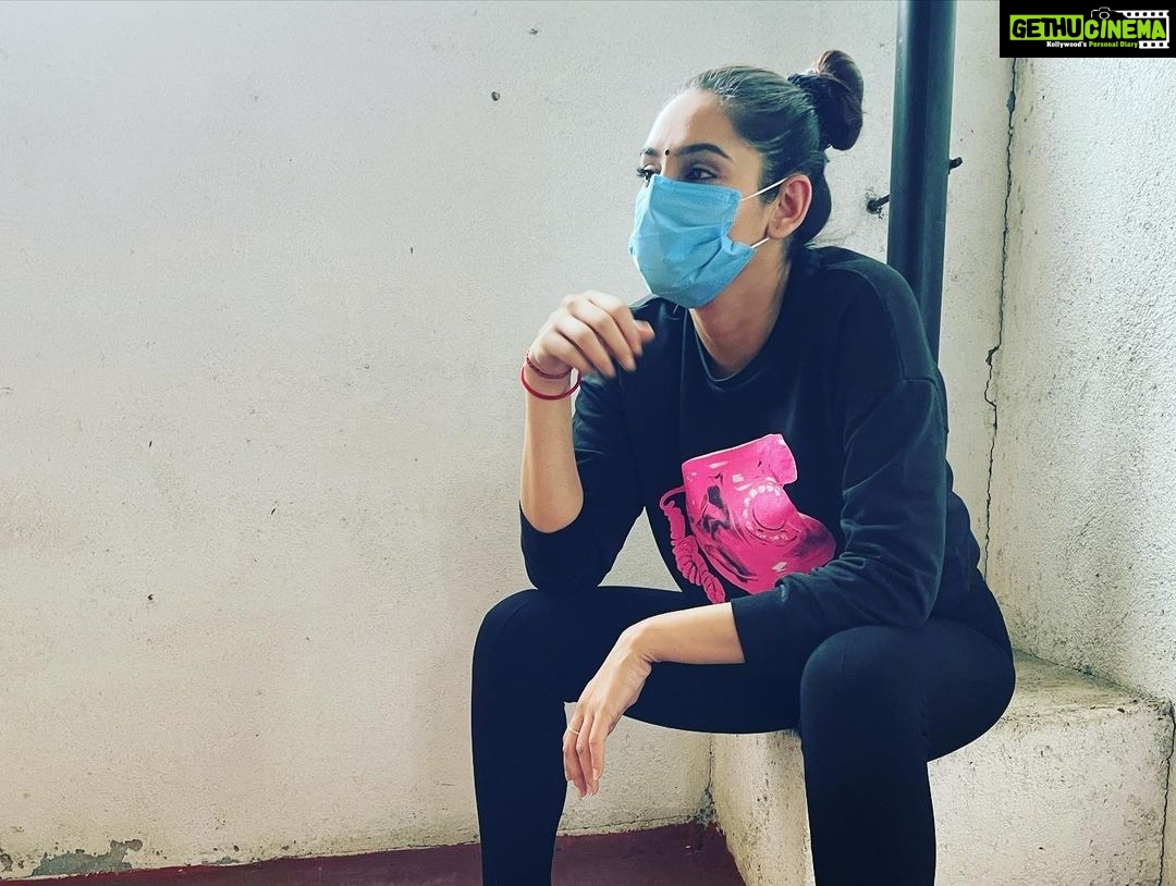 Ragini Dwivedi Instagram - THE NEW NORMAL Stay single stay safe .... seriously isolate and take precautions Mask on at all times Work rest gear up repeat 👏🏾 Pic credit to @vardhanblore who thought I fell asleep in the corner after the food service 😂😂😂 somewhere amidst the pandemic we find our small laughs and get going you should too .. we will fight it and we will win 👍 #staystrong #stayhomestaysafe #positivevibes #Genexttrust #karnatakafocus #beatcovid19 #wereallinthistogether #smilemore
