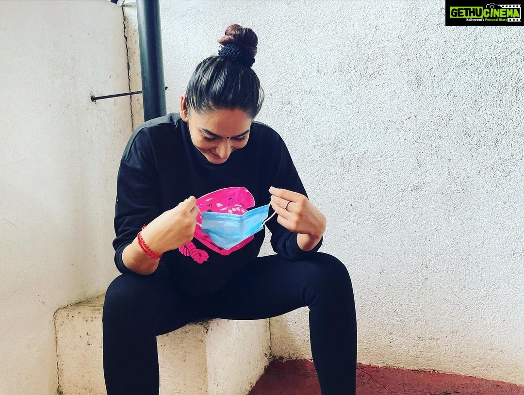 Ragini Dwivedi Instagram - THE NEW NORMAL Stay single stay safe .... seriously isolate and take precautions Mask on at all times Work rest gear up repeat 👏🏾 Pic credit to @vardhanblore who thought I fell asleep in the corner after the food service 😂😂😂 somewhere amidst the pandemic we find our small laughs and get going you should too .. we will fight it and we will win 👍 #staystrong #stayhomestaysafe #positivevibes #Genexttrust #karnatakafocus #beatcovid19 #wereallinthistogether #smilemore