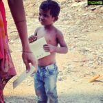 Ragini Dwivedi Instagram – What do u think is his story ??? 
Sharing these pics that I took with u all for a very special reason .. let’s see ur version of this story first :) 
Met this amazing boy at the food and mask distribution at GOVINDPURA slum and was just stunned and proud 🥲 #tellastory #standbyme #lovewins #specialperson #motivated #emotional