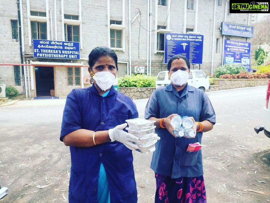 Ragini Dwivedi Instagram - GENEXT CHARITABLE TRUST 100 healthy meals and water till the 24 the May for the ambulance drivers / volunteers outside hospitals for COVID help and workers.. service from the trust started today 👏🏾#stayhomestaysafe #stayhealthy #beatcovid19 #love #positivevibes #raginidwivedi #wecare #karnataka #bengaluru #Genexttrust