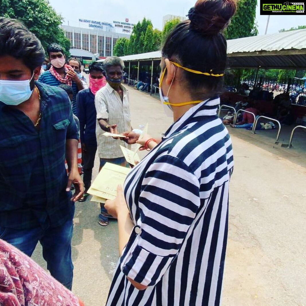 Ragini Dwivedi Instagram - MASK ON 🙏we distributed 1000 masks at the railway station today with 500 meals people looked helpless and when asked said the same thing no food where to where a mask from 💔 we will be doing this food drive this whole week and continue till the lockdown is over and work begins or they get home #feedthehungry #Genexttrust #helpingothers #stayhomestaysafe #stayhealthy #staystrong #bengaluru #karnataka #beatcovid19 #raginidwivedi #love City Railway Station Banglore