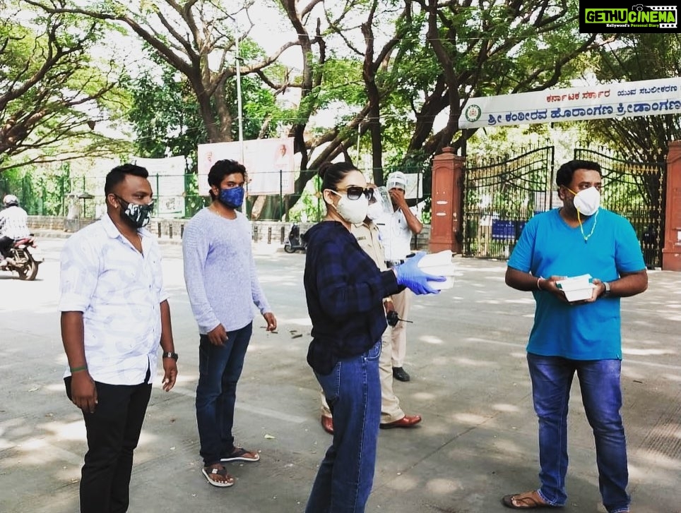 Ragini Dwivedi Instagram - HEALTHY MEALS TO COPS We at GENEXT began our work with these amazing people who spend more than 12 hours assuring all the work around takes place calmly spend time with them chatting about the various problems . Distribution of around 200 meals happened this afternoon 🙏 A big shout out to @caferesetblr for doing such an amazing job with the food and being a part of the team @shandilya.surabhi ❤️ Bangalore, India