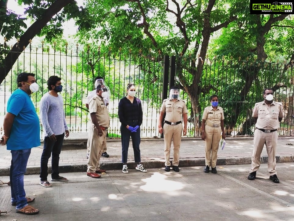 Ragini Dwivedi Instagram - HEALTHY MEALS TO COPS We at GENEXT began our work with these amazing people who spend more than 12 hours assuring all the work around takes place calmly spend time with them chatting about the various problems . Distribution of around 200 meals happened this afternoon 🙏 A big shout out to @caferesetblr for doing such an amazing job with the food and being a part of the team @shandilya.surabhi ❤️ Bangalore, India