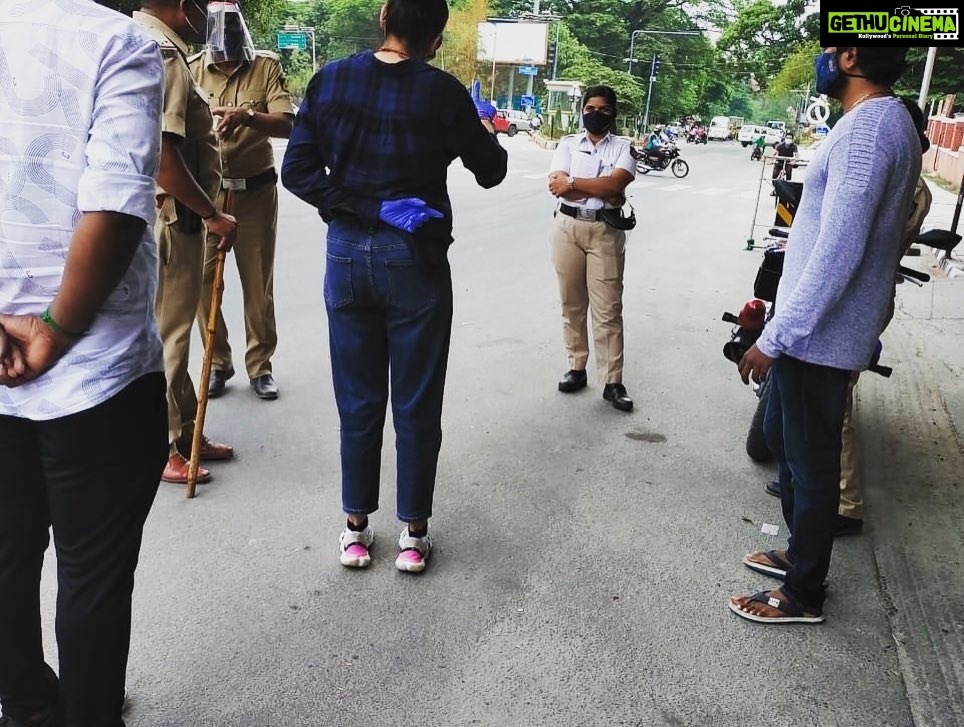 Ragini Dwivedi Instagram - HEALTHY MEALS TO COPS We at GENEXT began our work with these amazing people who spend more than 12 hours assuring all the work around takes place calmly spend time with them chatting about the various problems . Distribution of around 200 meals happened this afternoon 🙏 A big shout out to @caferesetblr for doing such an amazing job with the food and being a part of the team @shandilya.surabhi ❤️ Bangalore, India