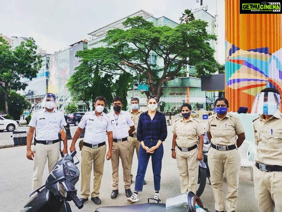 Ragini Dwivedi Instagram - HEALTHY MEALS TO COPS We at GENEXT began our work with these amazing people who spend more than 12 hours assuring all the work around takes place calmly spend time with them chatting about the various problems . Distribution of around 200 meals happened this afternoon 🙏 A big shout out to @caferesetblr for doing such an amazing job with the food and being a part of the team @shandilya.surabhi ❤️ Bangalore, India