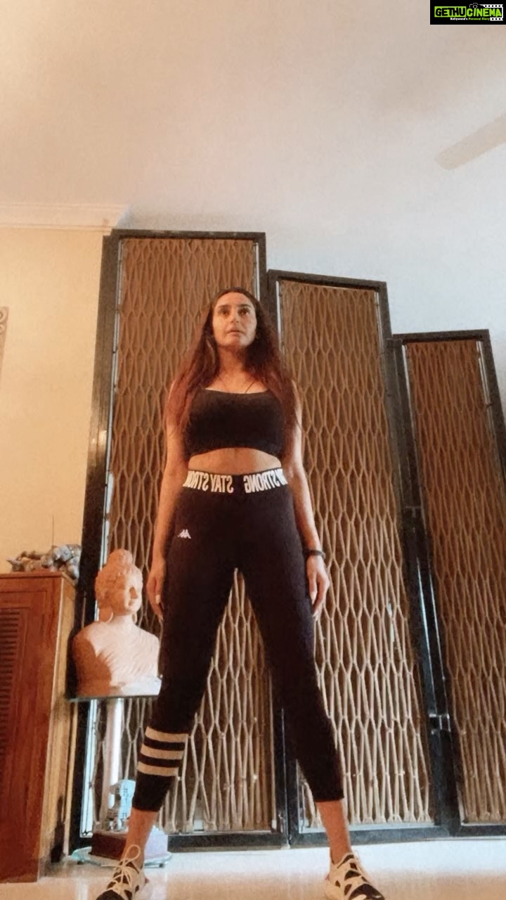 Ragini Dwivedi Instagram - MORNINGSSSπππ behind the scenes of working out and trying to shoot something which comes to me with great difficulty ππππππππ #reels #reelsinstagram #relationshipgoals #loveyourself #workoutmotivation #Zuesthehusky #petsagram #huskiesofinstagram #lovemybaby #positivevibes #laughoutloud #tuesdayvibes #letsgo #standbyeachother #cardibvideos #upchallenge