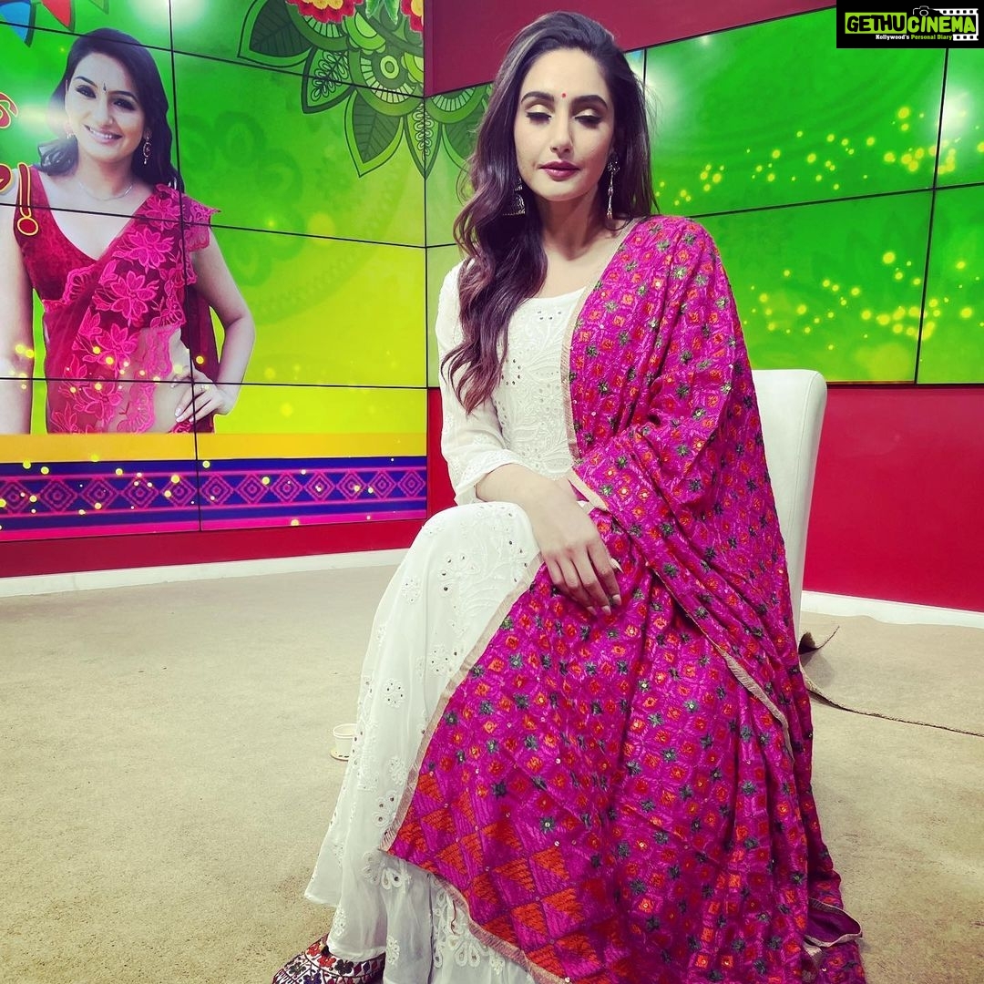 Ragini Dwivedi Instagram - TRY IT : close the eyes take a deep breathe say thank you I can and just rocket ahead ... works each time π For @publictv media house Makeup n hair @glossnglass.academy Outfit and styling @rohini64 #raginidwivedi #indianwear #poser #publicfigure #actor #socialworker #enterpreneur #influencerstyle #influencersofinstagram #positivevibes #portraitphotography #pictureoftheday #purpose #loveyourself