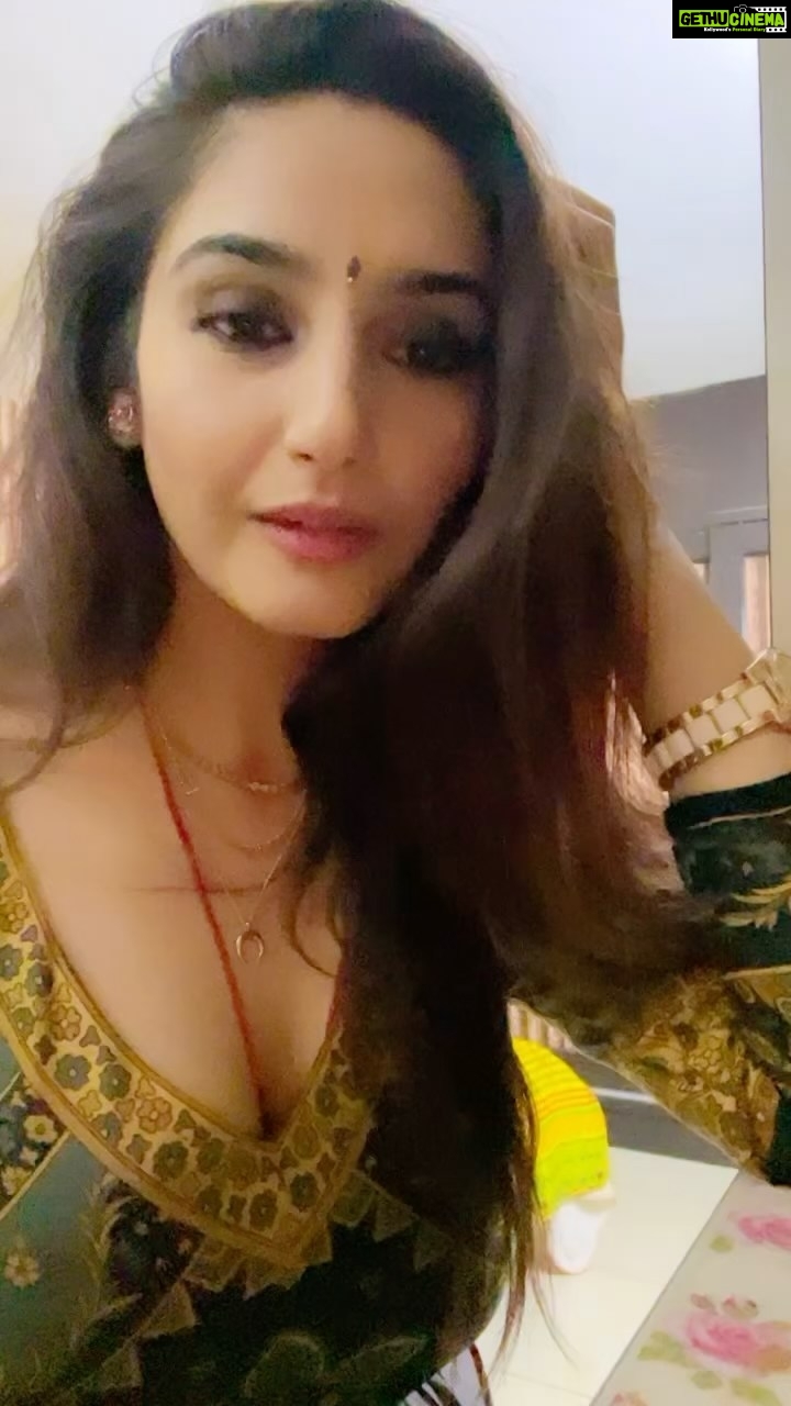 Ragini Dwivedi Instagram - CHAND CHUPPA ❤️💃💕 #raginidwivedi #reelsinstagram #reels #reelitfeelit #reelsvideo #reelsindia #fridayvibes #fridaymood #positivevibes #love #chandchupabadalmein #musicvideo #indianwear #hindisongs #reelsinsta #reelsviral #reelslovers #reelstrending