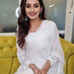 Ragini Dwivedi Instagram - White is the colour so simple yet so strong :) how many of u love white ??? Comment below and how !? #happynewyear #ugadi2021 #festival #raginidwivedi #indianwear #lovewins GlossnGlass Makeup Studio & Academy