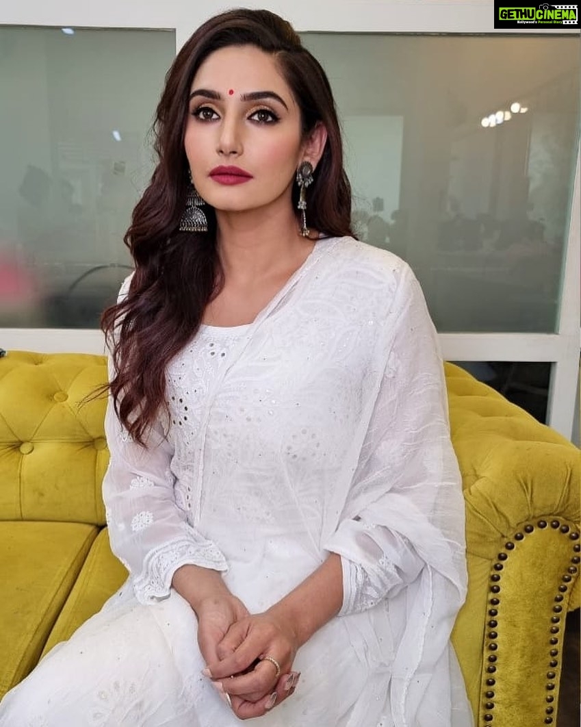 Ragini Dwivedi Instagram - HAPPY NEW YEAR 🥳 Multiple cultures in this amazing country and we celebrate each other each day Have a great year ahead ... put all in the past start new and keep moving ahead successfully with a smile 😃 ❤️ This amazing looks by @glossnglass.academy @glossnglass.salon Outfit and styling @rohini64 Shot by @dipan.chhabra #raginidwivedi #festivalofcolors #festivevibes #whitedress #ugadispecial #actor #enterpreneur #influencerstyle #photooftheday #photographylovers #instagram #instagood #instalike #instamood #bengaluru #ugadiwishes