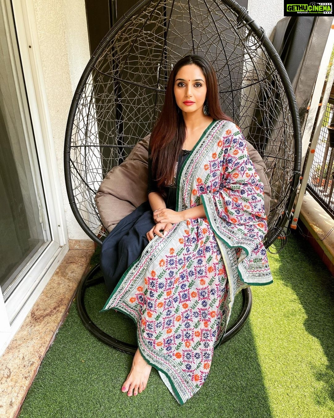 Ragini Dwivedi Instagram - UGADI SPECIAL INTERVIEW For @tv9_kannada_official Outfit and styling @rohini64 Makeup and hair @maccosmeticsindia @schwarzkopfpro #raginidwivedi #ugadifestival