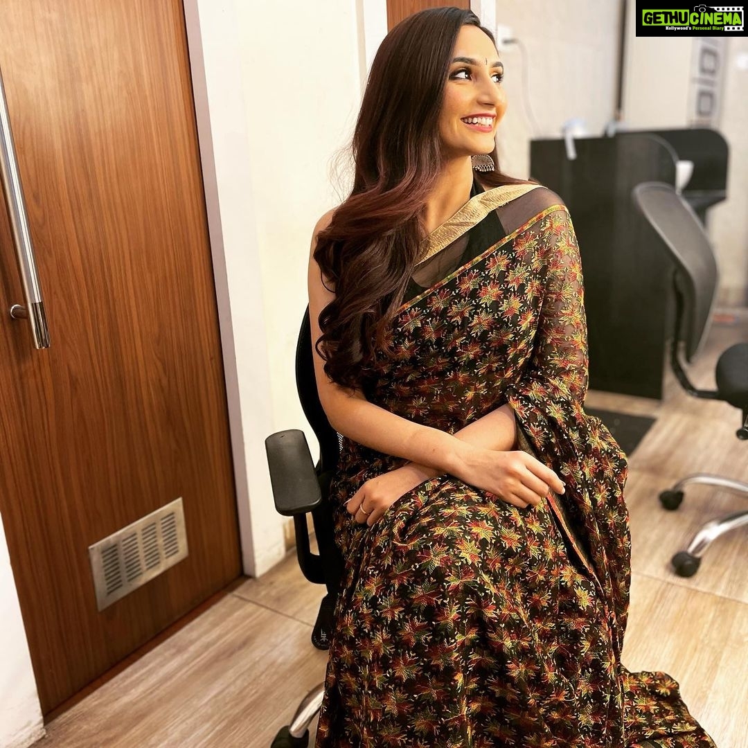 Ragini Dwivedi Instagram - Lights I love and the look even more... channelling the soft waves 💃 What do u think of the look 🐥🐒 #raginidwivedi